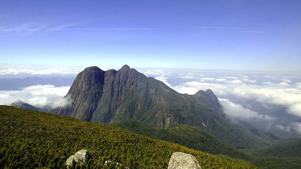 Um homem de 34 anos ficou com a coluna travada após subir o Pico Paranã, exigindo ação rápida do Corpo de Bombeiros.