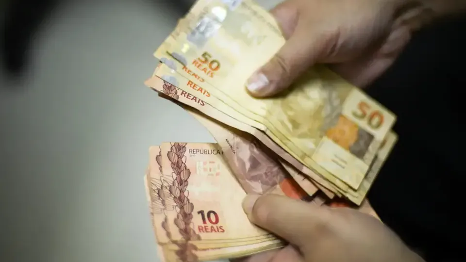 Movimento de recursos para o exterior cresce 20% em dezembro, impulsionado por incertezas fiscais no Brasil