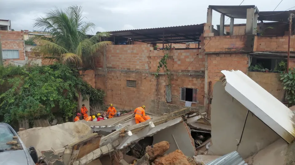Equipes de resgate atuam no local após fortes chuvas que atingiram a cidade na véspera de Natal.