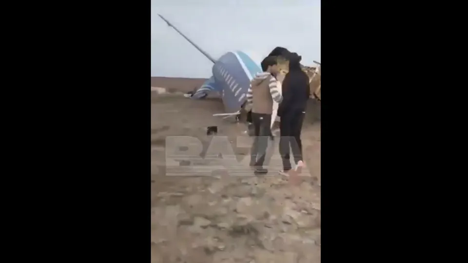 Imagens mostram os momentos de desespero e resgate após a queda do jato Embraer 190, que transportava 67 pessoas.