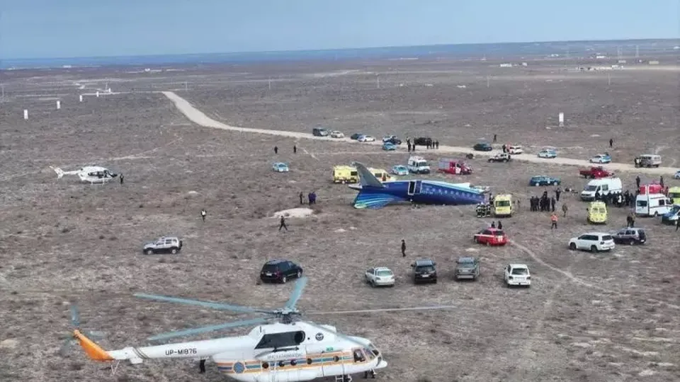 Aeronave com 67 pessoas a bordo desviou de rota e apresentou marcas de disparos; sobreviventes relataram explosões.