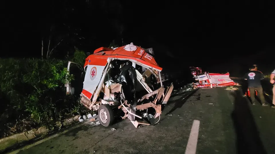 Acidente entre ambulância do SAMU e caminhão no Paraná deixa quatro mortos