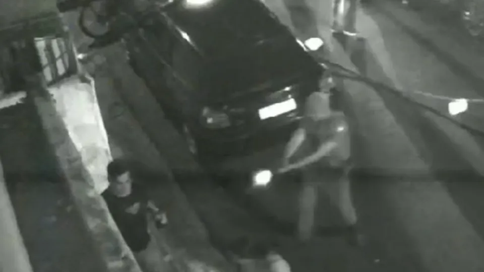 Um jovem de 24 anos foi baleado durante uma ação policial em Osasco. A SSP-SP alterou versão após análise de vídeo que contradiz alegações iniciais.