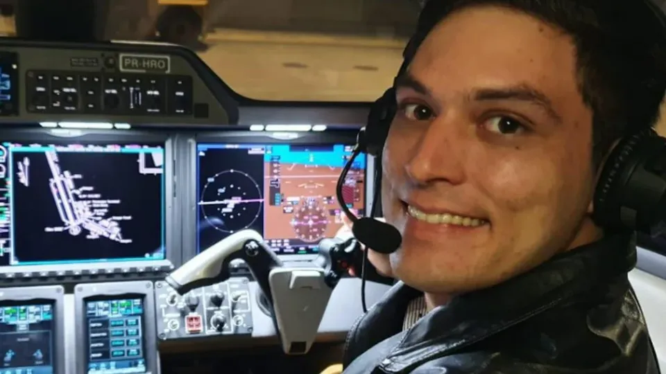 Após cinco dias de buscas, a Força Aérea Brasileira localizou os corpos de Rodrigo Boer e Breno Braga em Manicoré, AM.