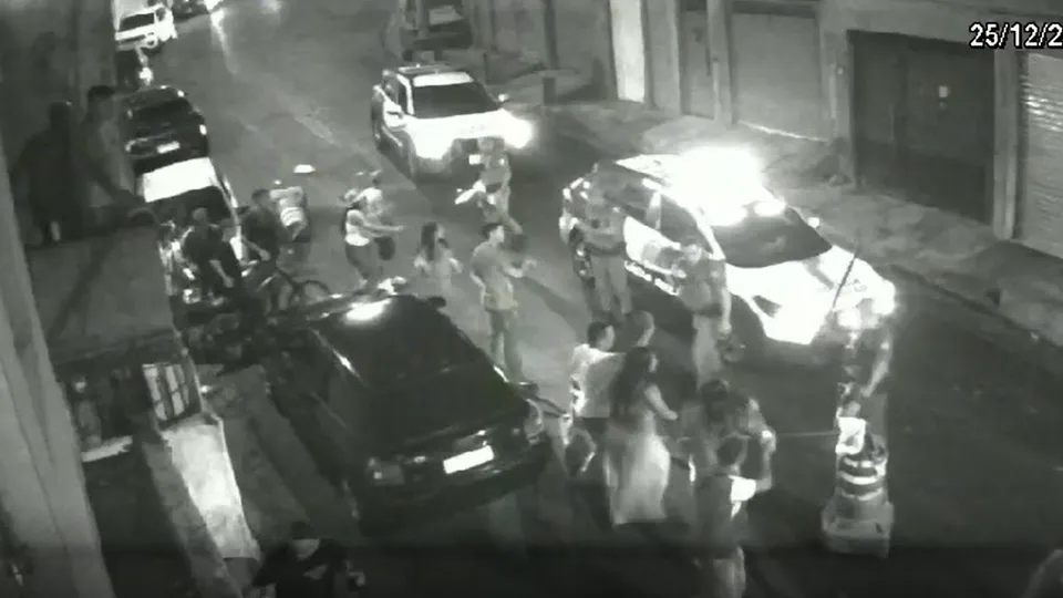 Um jovem de 24 anos foi atingido por um tiro de policial enquanto filmava uma abordagem da PM em Osasco. Caso é investigado.