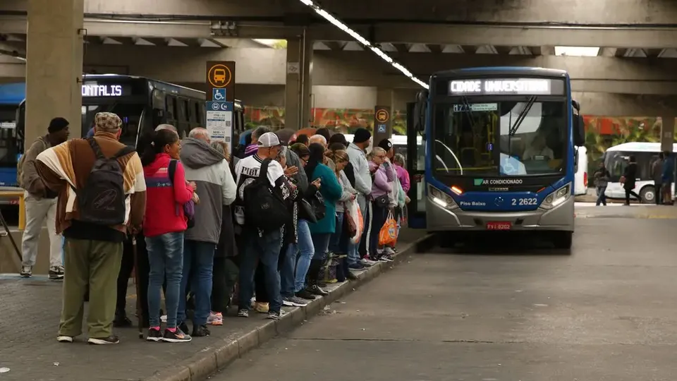 Estima-se que a tarifa de ônibus em São Paulo fique entre R$ 5 e R$ 5,20, com anúncio previsto para breve.