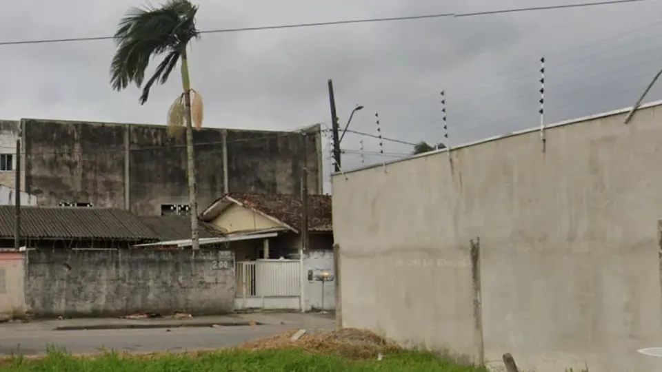 Um homem de 33 anos foi morto a facadas em uma discussão entre vizinhos na madrugada de quinta-feira em Paranaguá.