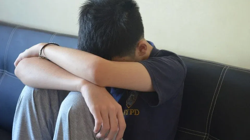 Pesquisa da OMS aponta que ansiedade e depressão são os transtornos mais comuns entre jovens; atenção às mudanças de comportamento é essencial.