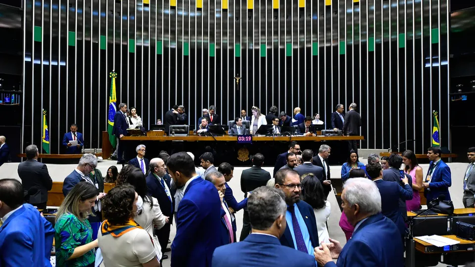 Parlamentares da oposição e governadores criticam decreto que regulamenta o uso da força pelas polícias e anunciam ações no Congresso e no STF.