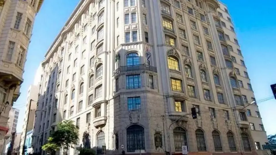 Ministério Público acusa policiais de receber propinas para encerrar investigações sobre rifas promovidas por influenciadores digitais.