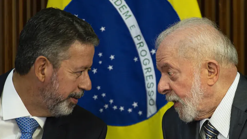 Arthur Lira e Lula discutem crise das emendas em reunião extraordinária no Alvorada