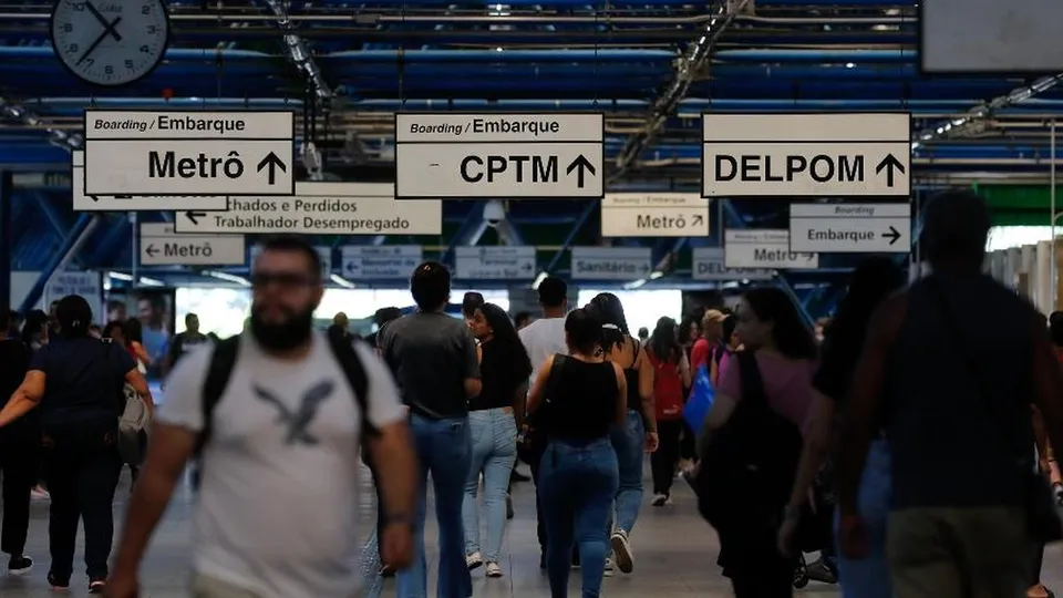 A partir de 6 de janeiro, a tarifa de ônibus na capital paulista será de R$ 5, enquanto trens e metrô terão aumento para R$ 5,20.