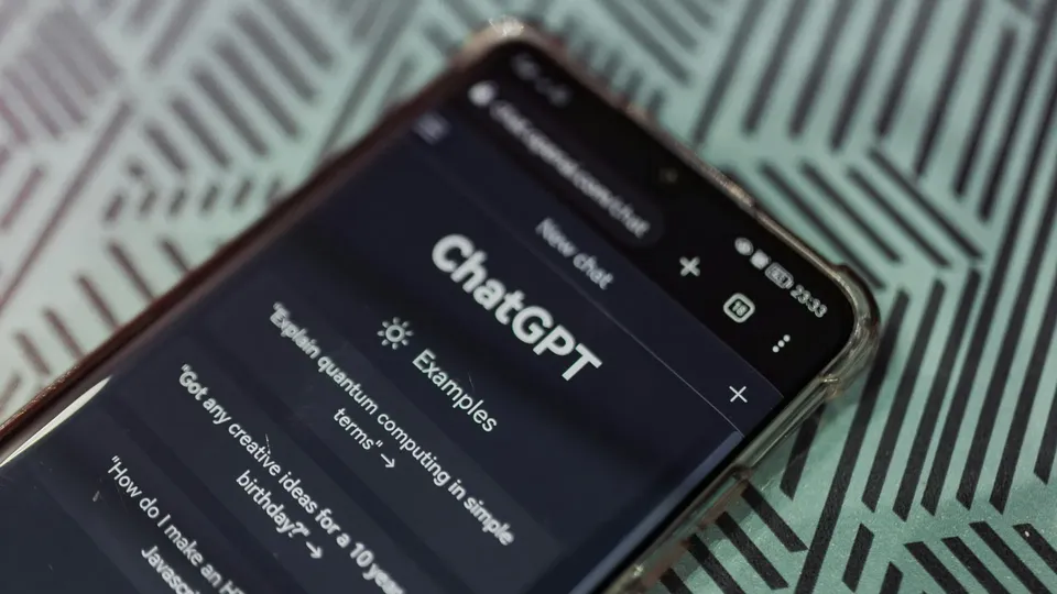 OpenAI confirma problemas no serviço e trabalha para restaurar a funcionalidade do ChatGPT e da Sora.
