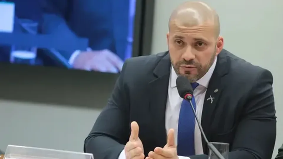 Moraes solicita explicações sobre descumprimento de condicional por Daniel Silveira