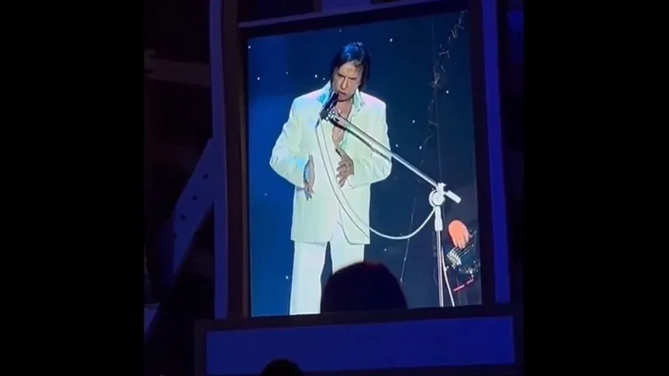 Durante a abertura do Réveillon em Recife, cantor se irrita com fotógrafos e faz exigências no palco.