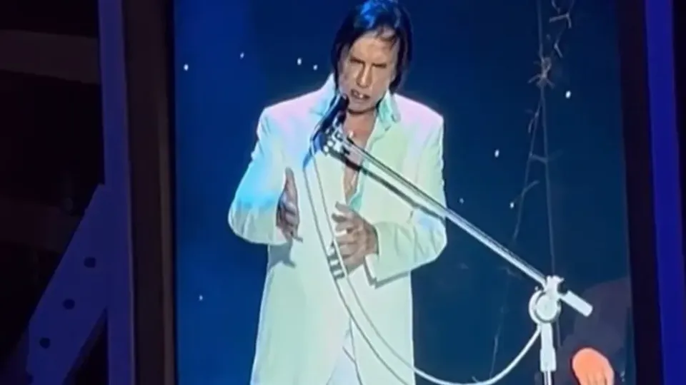 Durante apresentação no Réveillon 2025, cantor se irrita com fotógrafos e ameaça encerrar espetáculo.