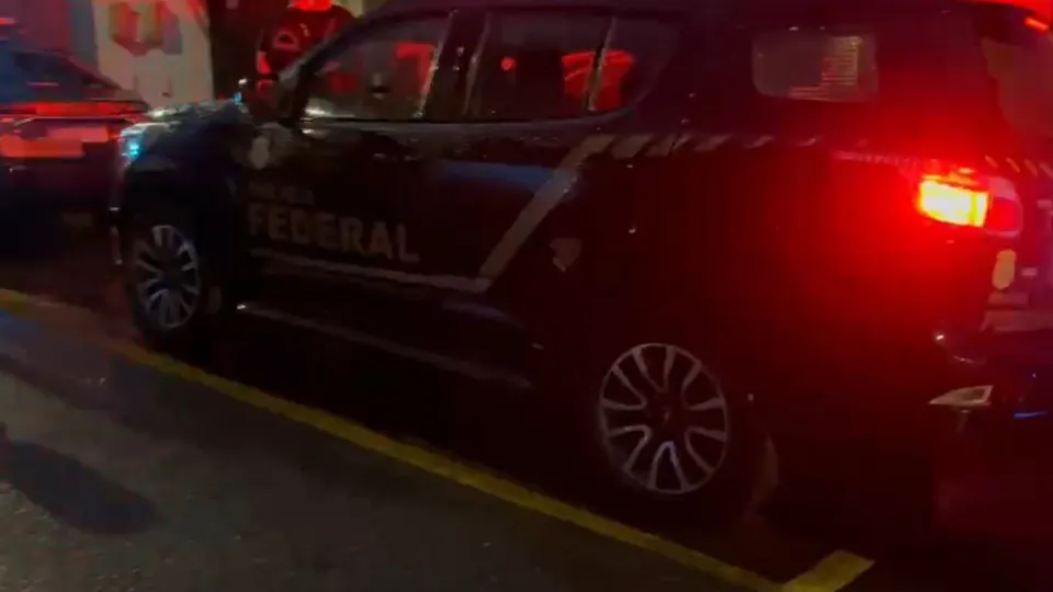 Agentes federais cumprem mandados de busca e apreensão em esquema de corrupção na prefeitura