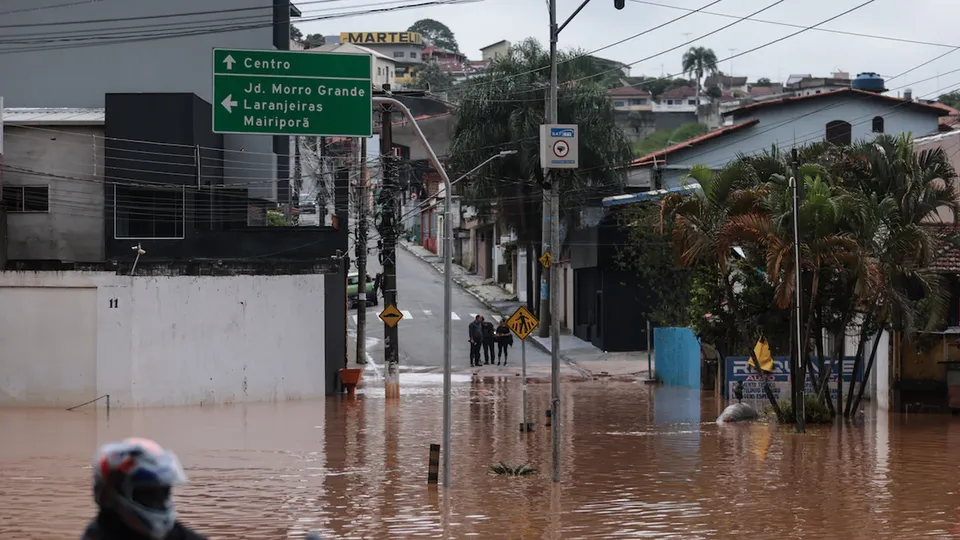 Chuva intensa causa alagamentos e interdições em rodovias na Grande São Paulo