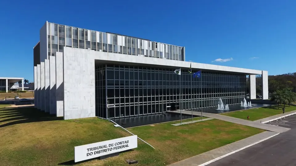 A juíza Dêbora Cristina Santos Calaço intimou o presidente do TCDF a esclarecer a gratificação retroativa aprovada em dezembro.