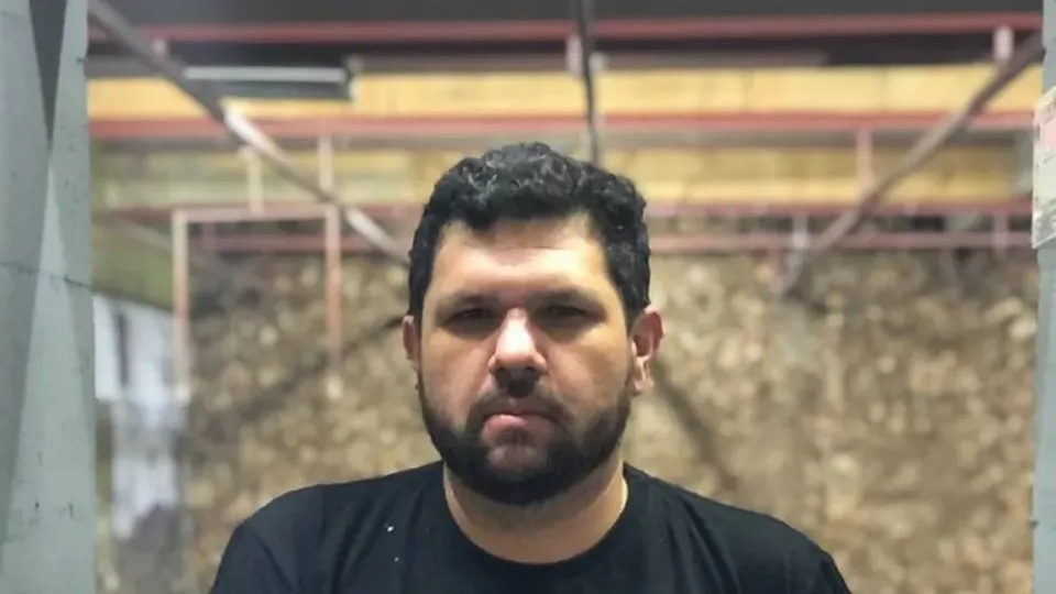 O blogueiro, foragido da Justiça brasileira, solicitou asilo político na Espanha e enfrenta acusações de atos antidemocráticos.