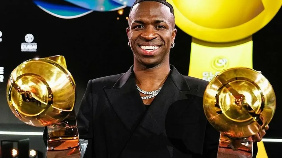 Vinicius Júnior é premiado como melhor jogador do mundo nos Globe Soccer Awards