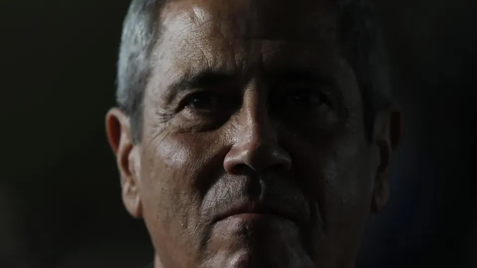 Defesa do general alega que depoimentos de Cid são inconsistentes e pede esclarecimentos à Justiça.