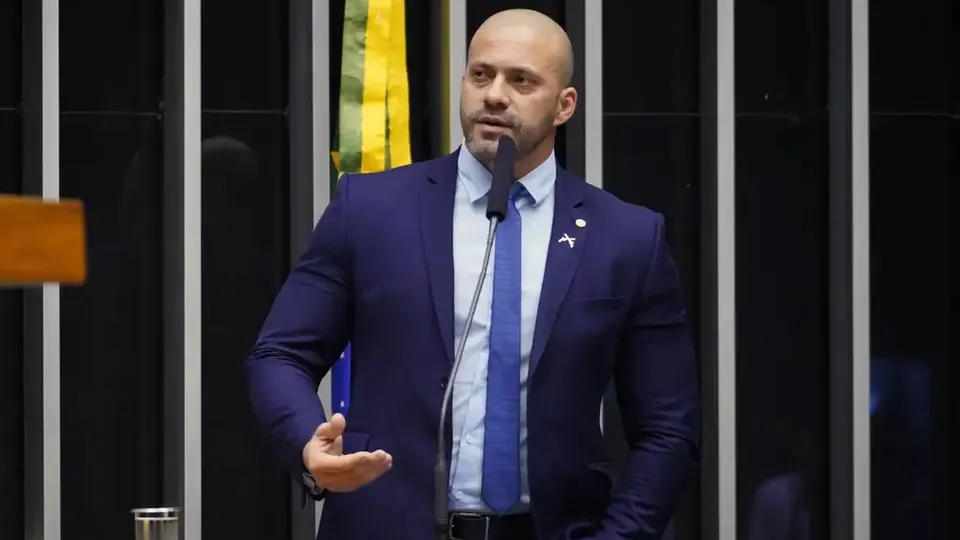 Advogados do ex-deputado argumentam que não houve violação das medidas cautelares impostas pelo STF e solicitam sua soltura.