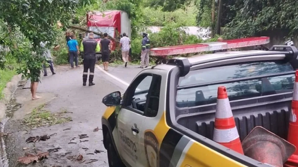 Instituto Nacional de Meteorologia alerta para riscos de deslizamentos e alagamentos no litoral paulista neste fim de semana.