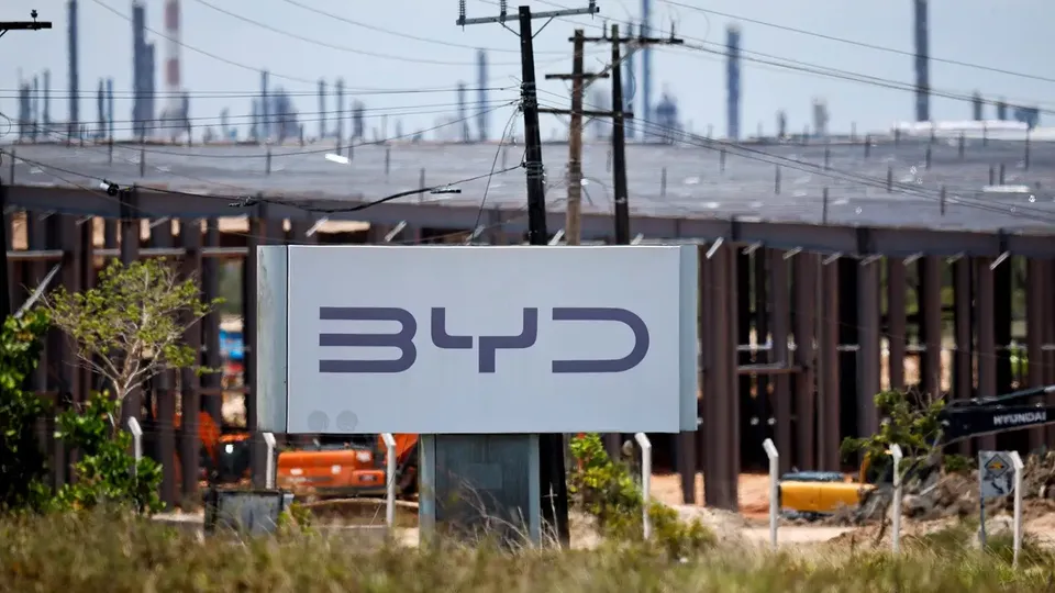 Governo brasileiro suspende vistos de trabalho temporário para a BYD após denúncias