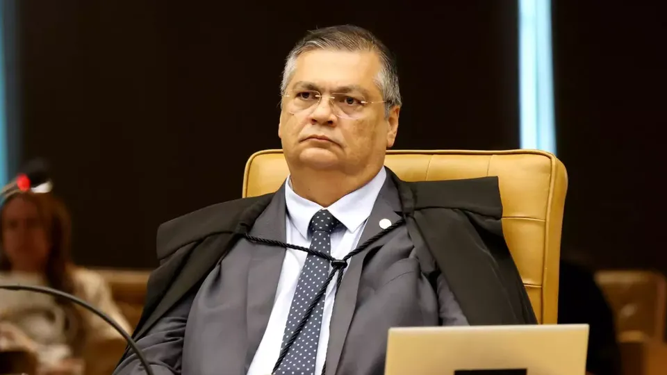 Ministro do STF, Flávio Dino, afirma que Câmara não apresentou dados necessários para desbloqueio das emendas parlamentares.