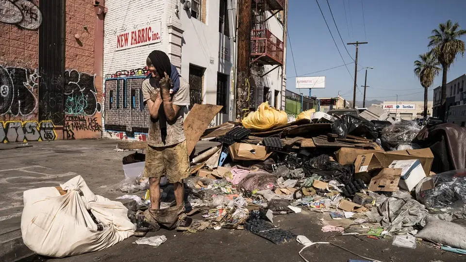 Cerca de 771 mil americanos vivem em situação de rua, refletindo a crise habitacional e a migração em massa.