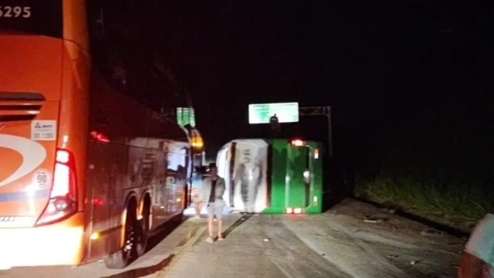 Um ônibus com 51 passageiros tombou na BR-381, em Bom Jesus do Amparo, deixando 20 feridos e rodovia interditada por sete horas.