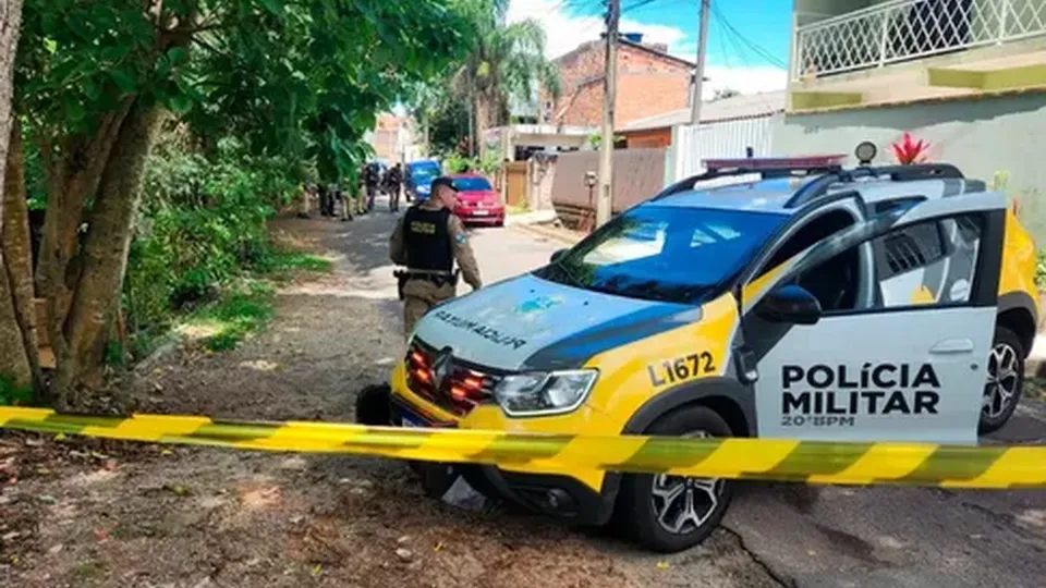 Um homem de 28 anos foi morto a tiros na tarde deste sábado (28) em Curitiba, em frente à sua casa no bairro Cajuru.