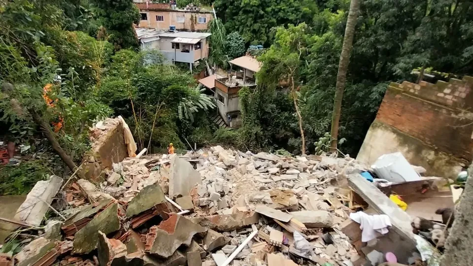 Bombeiros realizam buscas por sobreviventes após desabamento em bairro Paraíso; duas mulheres foram encontradas sem vida.