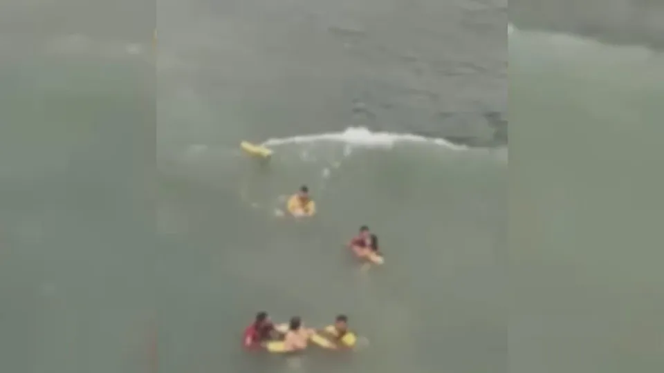 Na tarde de sexta-feira, 27, quatro crianças foram salvas de afogamento na Praia das Toninhas, em Ubatuba, por equipe da PM.