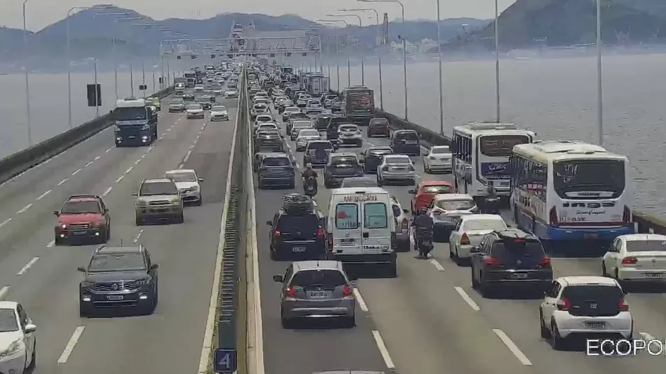 Um motociclista sofreu um acidente na Ponte Rio-Niterói, caindo na Baía de Guanabara, e foi resgatado inconsciente, mas com vida.