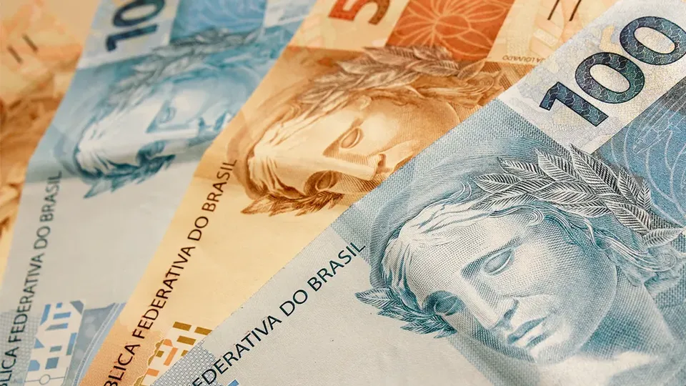 Nova regra estabelece teto para aumento real do salário mínimo, que deve ser de R$ 1.518 em 2025.