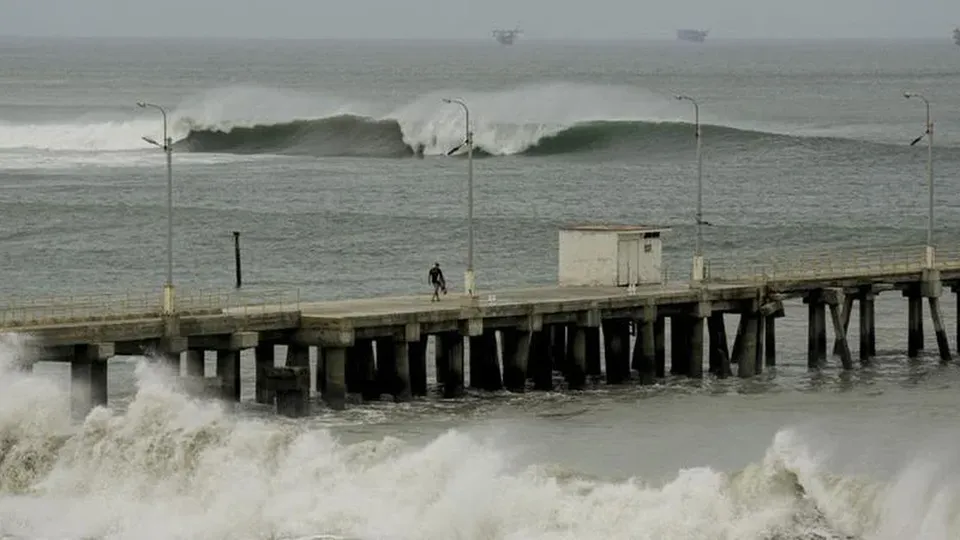 Uma pessoa perdeu a vida no Equador e portos foram fechados no Peru devido a ondas de até quatro metros de altura.