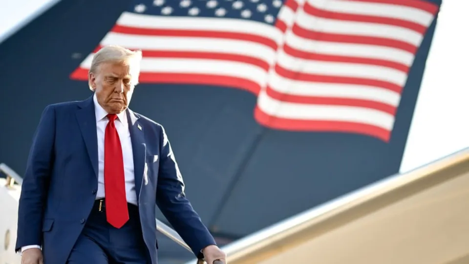 O presidente eleito dos EUA, Donald Trump, manifesta apoio aos vistos H-1B, gerando reações entre seus apoiadores anti-imigração.