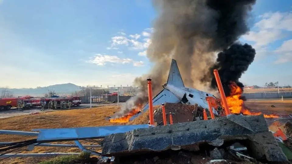 Avião com 181 pessoas a bordo sofre acidente no aeroporto de Muan, Coreia do Sul