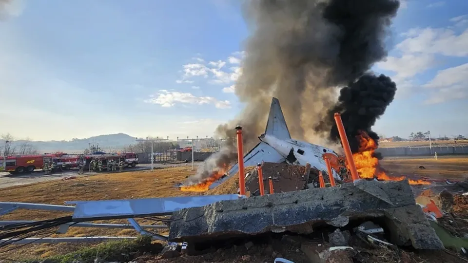 Boeing da Jeju Air colidiu com muro durante pouso problemático; dois sobreviventes foram resgatados.