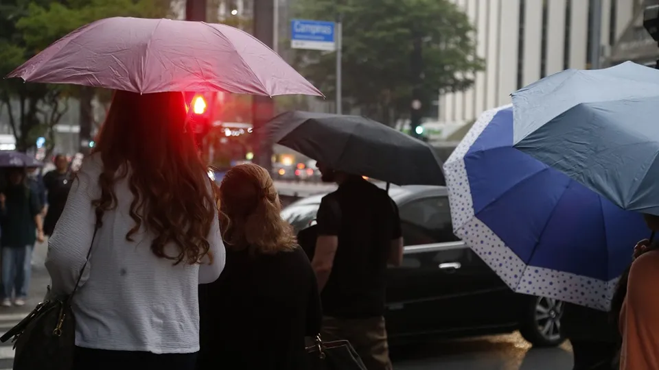 Previsão aponta 92% de chance de chuva na véspera de ano-novo em São Paulo