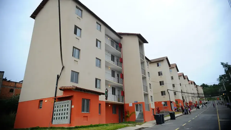 Em 2024, 47 mil imóveis foram leiloados pela Caixa, que responde por 70% dos financiamentos imobiliários no Brasil.