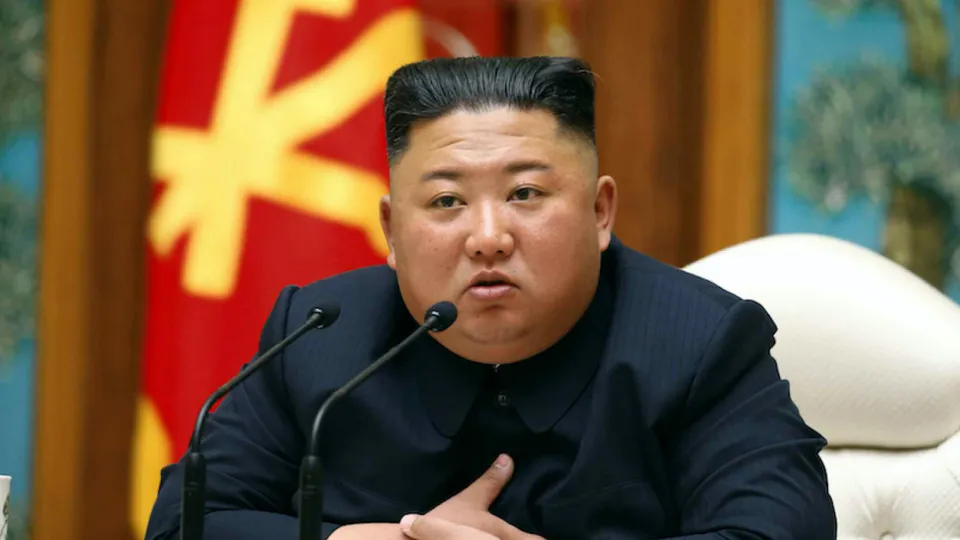 Líder norte-coreano critica parceria EUA-Coreia do Sul-Japão e reforça capacidade militar