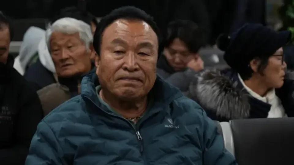 Maeng Gi-su, de 78 anos, relata a dor de perder três familiares no trágico acidente com o Boeing 737-800 da Jeju Air.