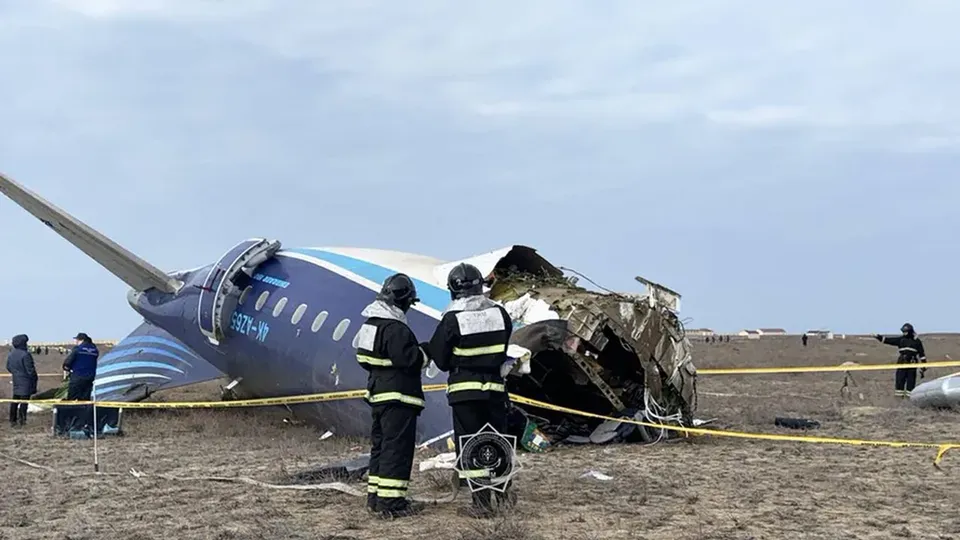 Caixas-pretas do avião da Azerbaijan Airlines que caiu no Cazaquistão serão enviadas ao Brasil