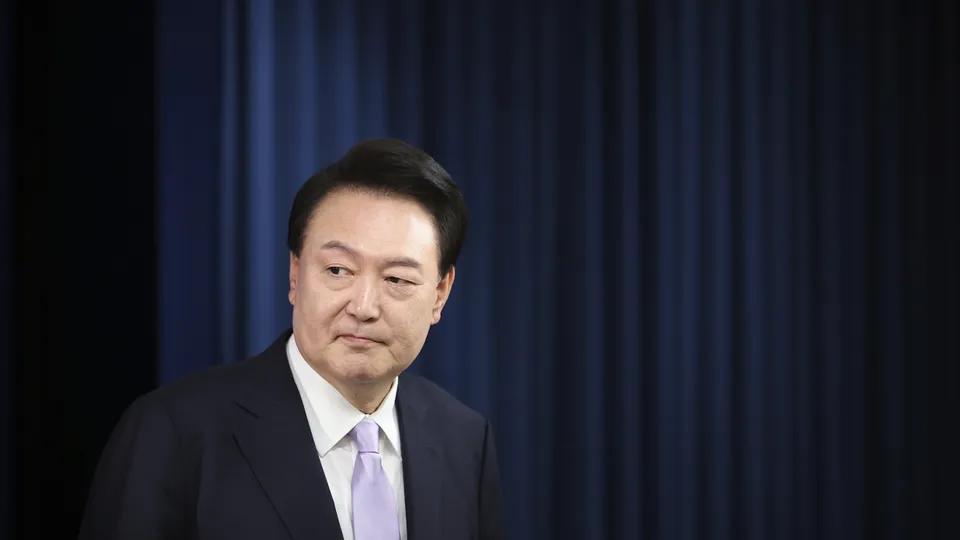 Após sua tentativa de impor a lei marcial, Yoon Suk Yeol enfrenta investigações que podem levar à sua prisão.