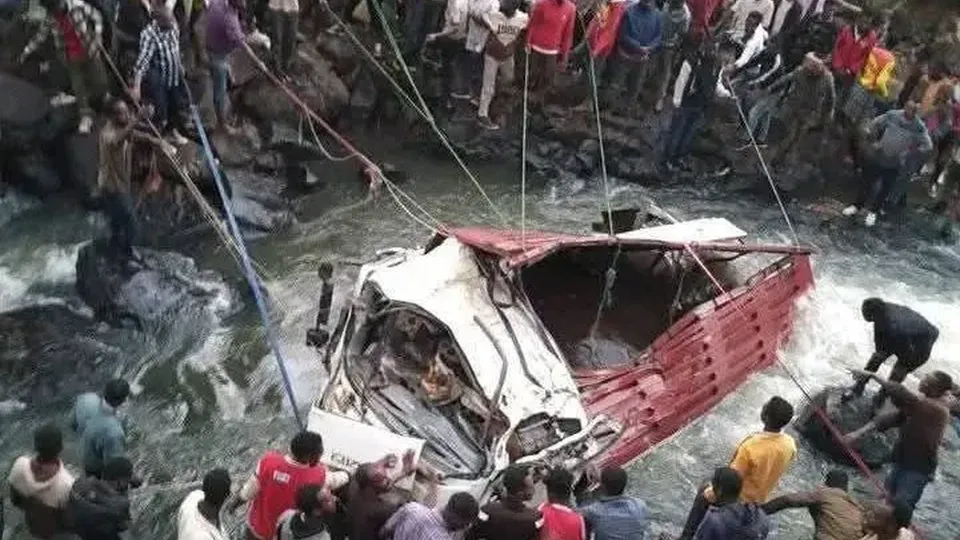 Veículo com passageiros, que retornavam de um casamento, caiu em um rio no distrito de Bona, a 300 km de Adis Abeba.