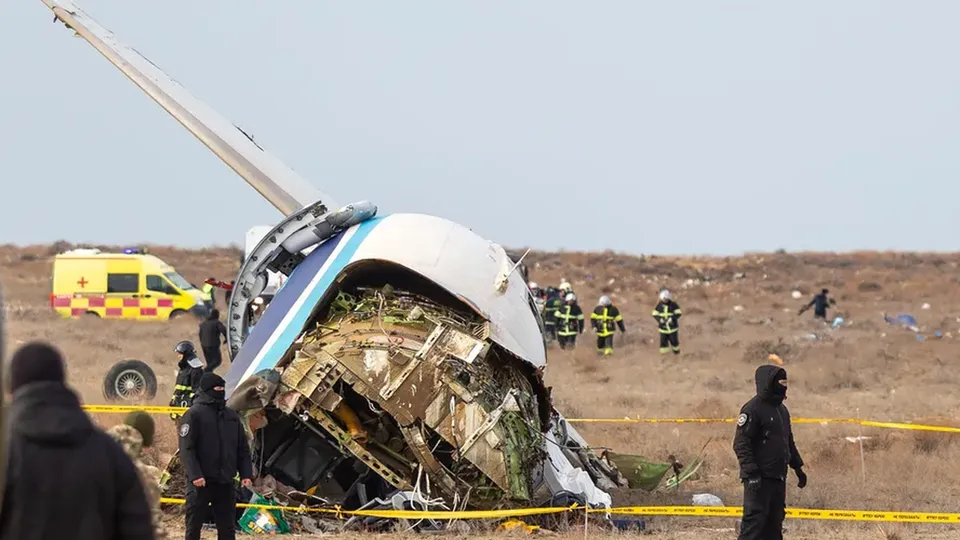Avião da Azerbaijan Airlines caiu no Cazaquistão após ser atingido por defesas antiaéreas russas; 38 pessoas morreram.