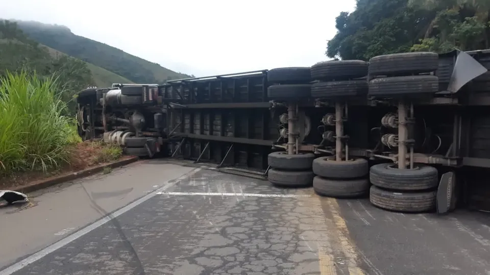 Interdição total da BR-267 após tombamento de carreta em Minas Gerais